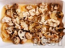 Рецепта Печено пуешко месо с гъби, лук, чесън и горчица в плик на фурна